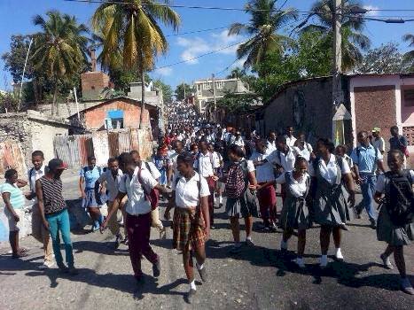 Haïti-éducation : élèves et enseignants du secteur public dans les rues de plusieurs villes